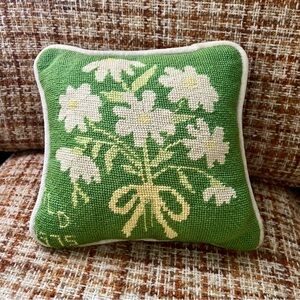 1975 Vintage Daisy Needlepoint Pillow 🌼